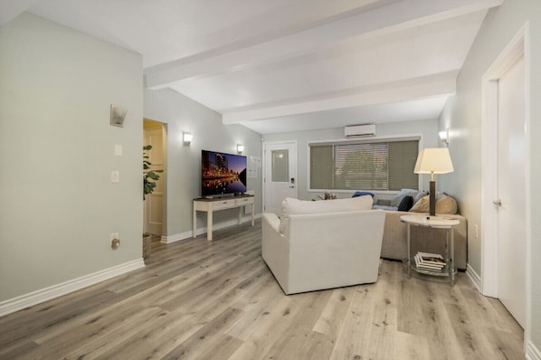Smart TV, chimenea y futbolito