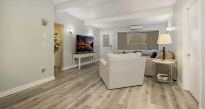 NEW- 5 Bd, 3 bath, Beachside Bliss, Games Galore, Yard Relaxing Lounge!