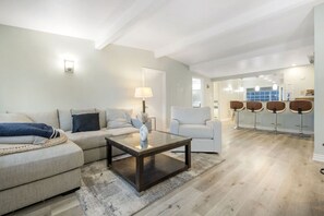 スマートテレビ、暖炉、テーブルサッカー台