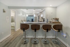 Skrivebord, strykejern/-brett, reiseseng for barn og wi-fi (inkludert)