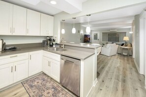 冷蔵庫、電子レンジ、オーブン、コンロ