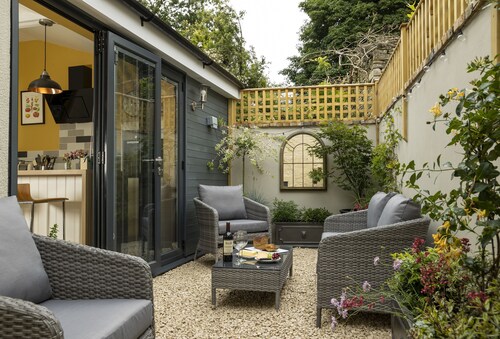 Rock Cottage - sleeps 2 guests  in 1 bedroom