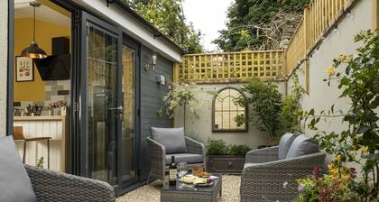 Rock Cottage - sleeps 2 guests in 1 bedroom