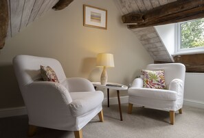 TV, fireplace - Rock Cottage - sleeps 2 guests  in 1 bedroom (Minchinhampton)
