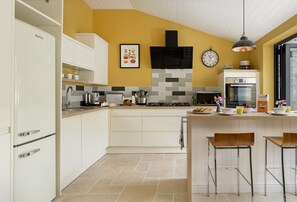 Fridge, microwave, oven, dishwasher - Rock Cottage - sleeps 2 guests  in 1 bedroom (Minchinhampton)
