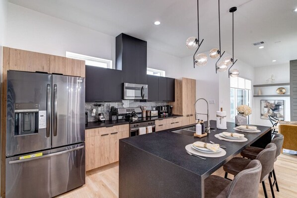 Fridge, microwave, oven, stovetop - Chic townhome near the med center (Houston)