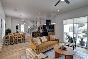 TV - Chic townhome near the med center (Houston)