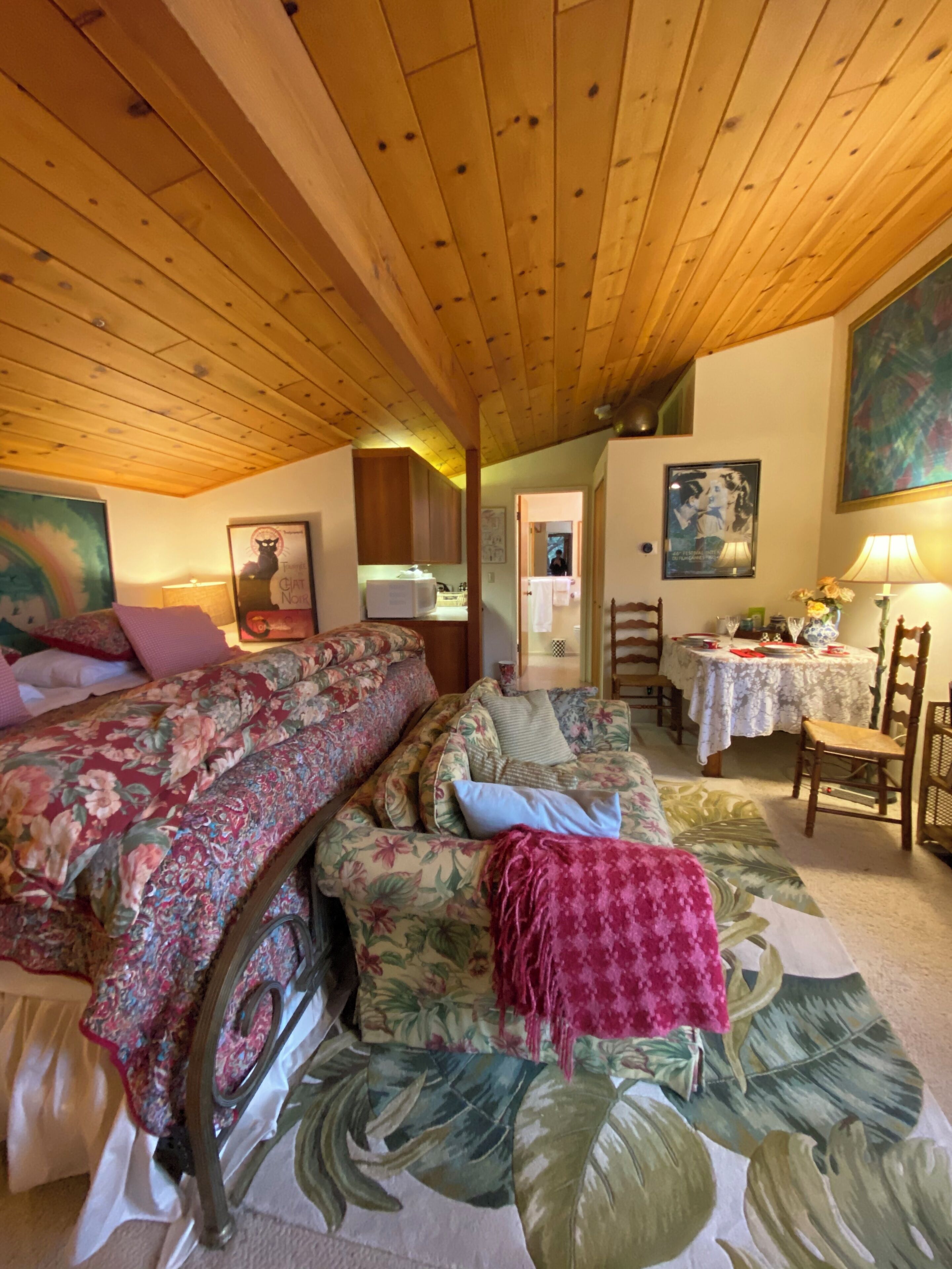 Cozy cabin in charming Three Rivers 4 miles from Sequoia National Park entrance.