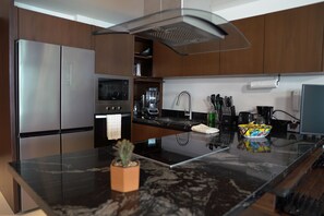 Een koelkast, een magnetron, een oven, een kookplaat