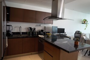 Een koelkast, een magnetron, een oven, een kookplaat