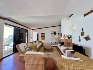 TV - VILAMOURA SUN BRIGHT WITH POOL by HOMING (Vilamoura)