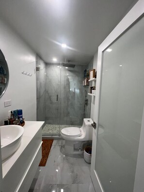 Dusche, Haartrockner, Handtücher, Seife