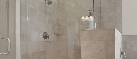 Sèche-cheveux, bidet, serviettes fournies, savon