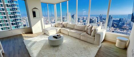 Smart TV, chimenea, monitor de computadora y impresora