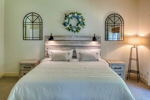 2 bedrooms, iron/ironing board, free WiFi, bed sheets - Hampton Hideaway-Quaint Golf Cottage, Newly Renovated (Bluffton)