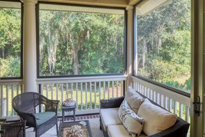 Property grounds - Hampton Hideaway-Quaint Golf Cottage, Newly Renovated (Bluffton)