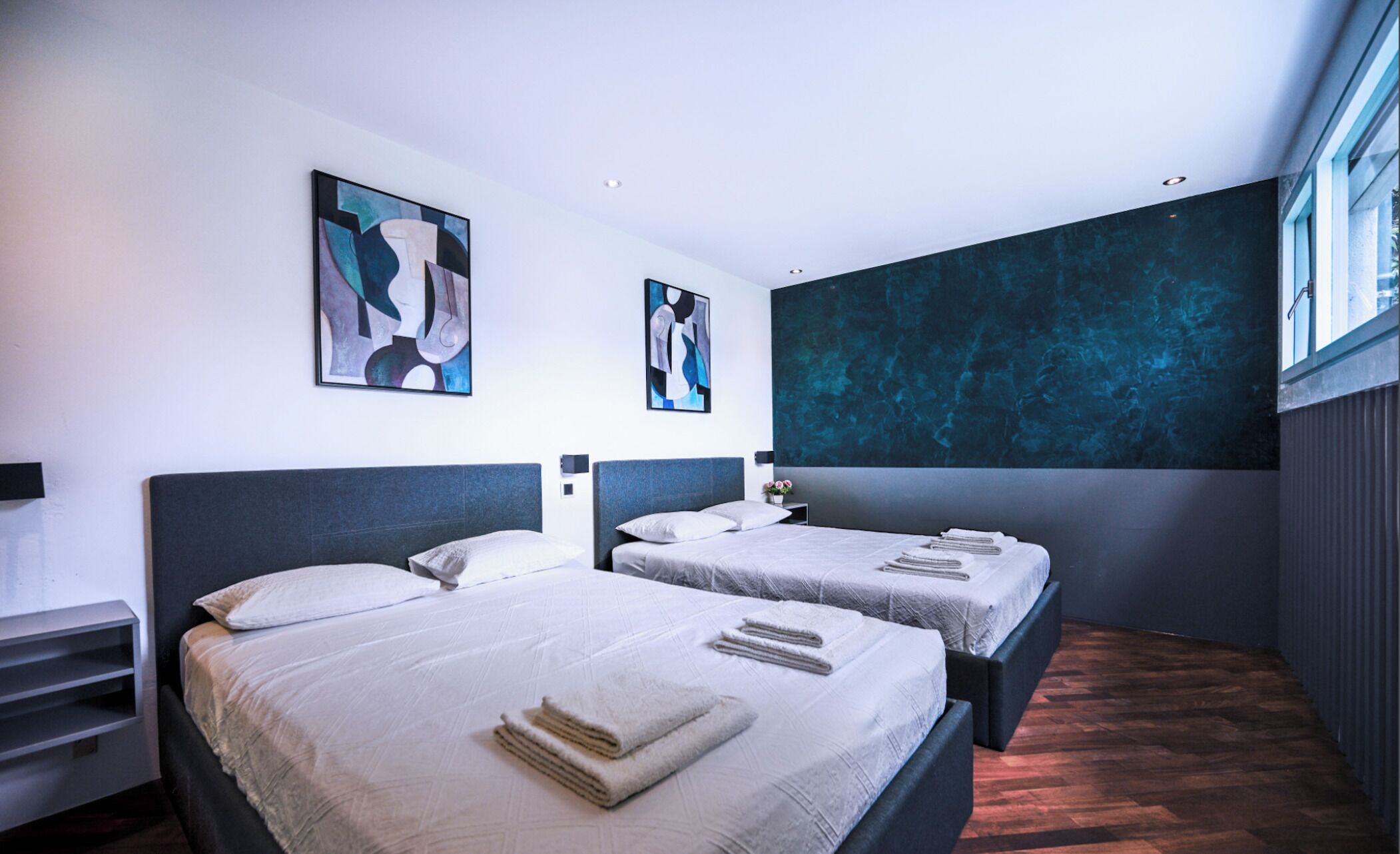 5 bedrooms, iron/ironing board, WiFi, bed sheets