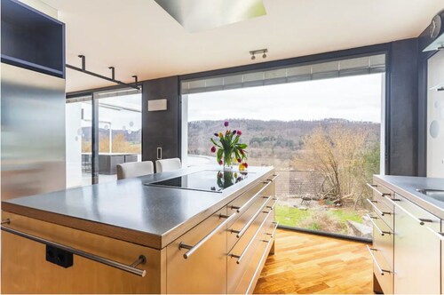 Villaexperience: Exclusiv!
450m2, 5 Schlafzimmer, 5 Badezimmer, freie Parkplätze