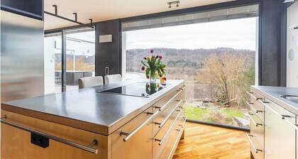 Villaexperience: Exclusiv!
450m2, 5 Schlafzimmer, 5 Badezimmer, freie Parkplätze