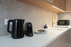 Frigorífico, microondas, horno y placa de cocina