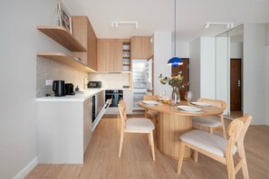 Frigorifero, microonde, forno, piano cottura