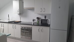 Appartement | Cuisine privée | Réfrigérateur, micro-ondes, four, plaque de cuisson