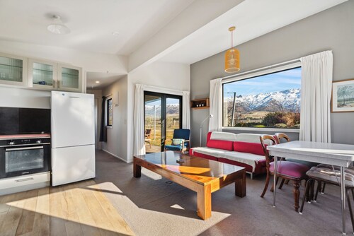 Olive Cottage - Cromwell Holiday Home