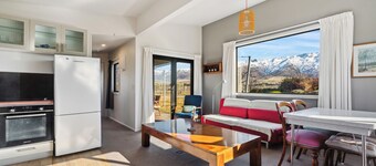 Olive Cottage - Cromwell Holiday Home