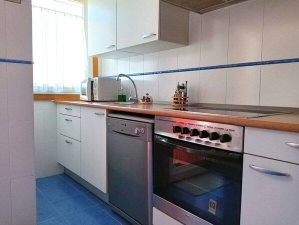 Apartment | Private kitchen | Fridge, microwave, oven, stovetop - Piso con Piscina y Jardin Cerca de la Playa (Vilagarcia de Arousa)