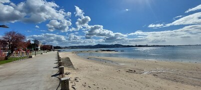 해변 근처의 수영장과 정원 있는 피소