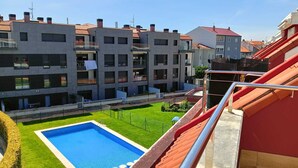 A residential building with a swimming pool and a fenced green area. - 3 Bed Flat - Sleeps 6 - Pool - Garden - Parking (Vilagarcia de Arousa)