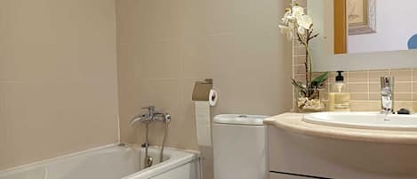 Apartment | Badezimmer | Dusche, Komfortbadewanne, Haartrockner, Handtücher