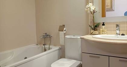 3 Bed Flat - Sleeps 6 - Pool - Garden - Parking