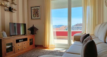 3 Bed Flat - Sleeps 6 - Pool - Garden - Parking