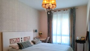 A neatly arranged bedroom with a bed, a desk, and a chair. - 3 Bed Flat - Sleeps 6 - Pool - Garden - Parking (Vilagarcia de Arousa)