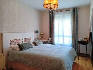 3 habitaciones, tabla de planchar con plancha y ropa de cama 