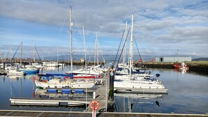 A marina with multiple boats docked at wooden piers. - Piso en el Centro Para 6 Personas en Vilagarcia (Vilagarcia de Arousa)