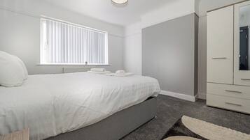 3 bedrooms, iron/ironing board, WiFi, bed sheets