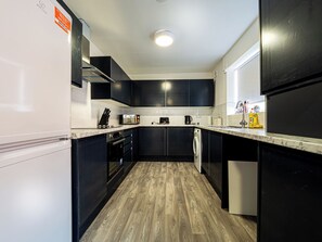 Fridge, microwave, oven, stovetop - Wallasey & Liverpool Apartment
 (Wallasey)