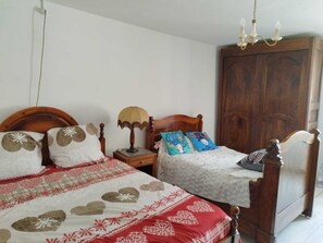 3 slaapkamers, een bureau, een strijkplank/strijkijzer, reisbedje