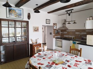 Jääkaappi, mikroaaltouuni, uuni, liesi