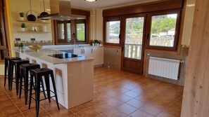 Casa | Cuina privada | Frigorífic, microones, forn i placa de cuina
