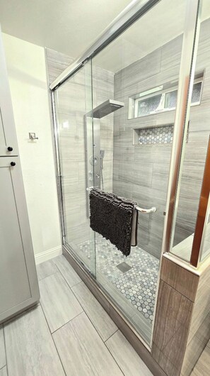 Dusche, Handtücher, Seife, Toilettenpapier