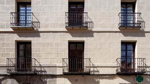 A multi-story building with a consistent architectural style, featuring balconies with wrought iron railings and rectangular windows. - Primis - CatedralHomes (Avila)