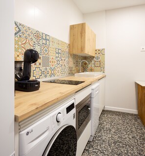 Fridge, microwave, dishwasher, coffee/tea maker