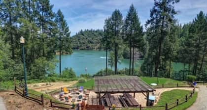 Lakeview Country Cabin ~ Studio King Bed w/ Futon