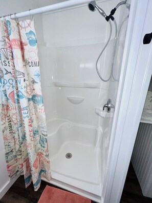 Dusche, Haartrockner, Handtücher, Seife