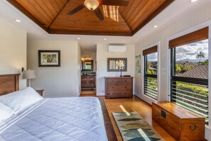 3 quartos, escrivaninha, ferros/tábuas de passar roupa, berço de viagem