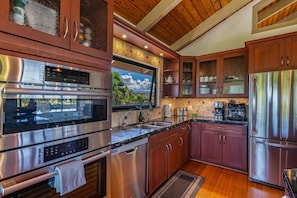 Fridge, microwave, oven, stovetop - Hale Manulele near Hanalei (Princeville)