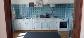 Fridge, oven, stovetop, coffee/tea maker